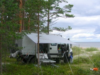 Daleko od ludzi, nie na pokaz bo nikogo dookoła nie ma  :)