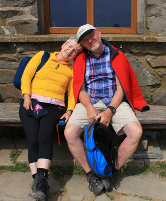 Kasia i Grzesiu przed Chatką Puchatką /Połonina Wetlińska